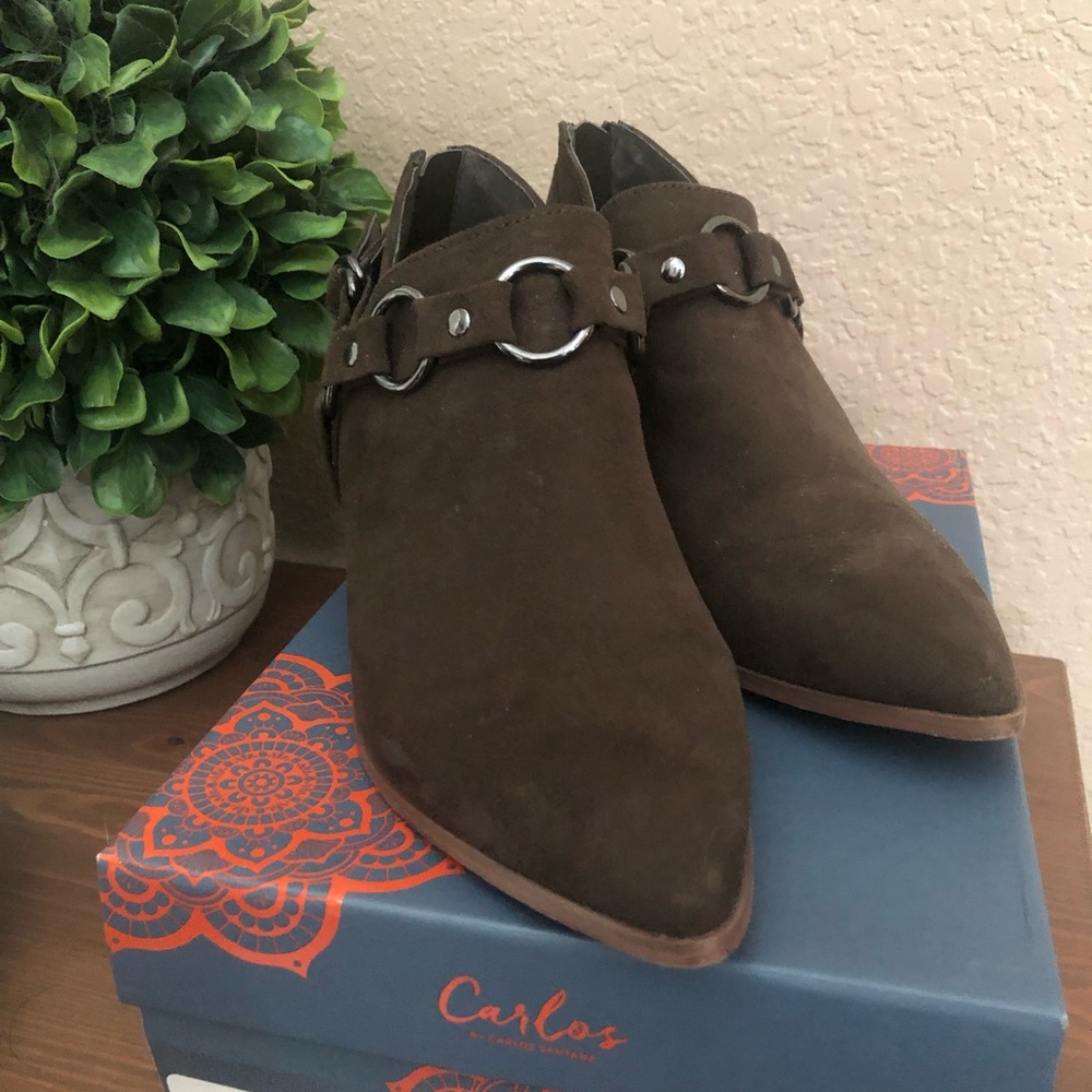 🎉SALE! Ankle booties with Crome accents.